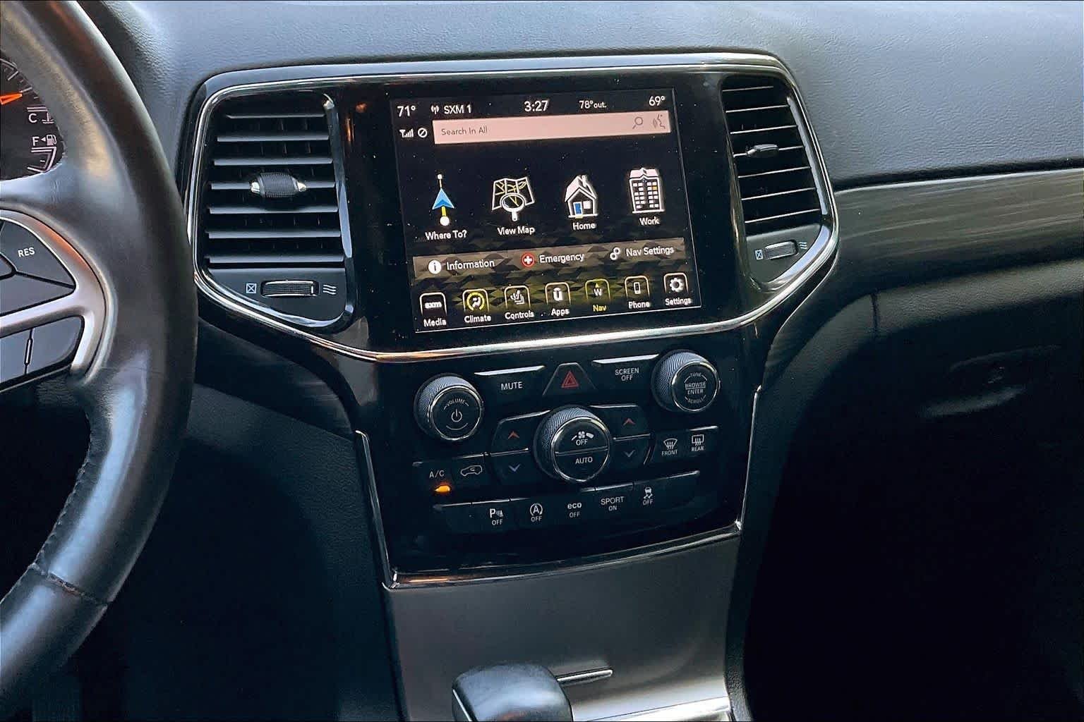 Used 2021 Diamond Black Crystal Pearlcoat Jeep Laredo X image 6