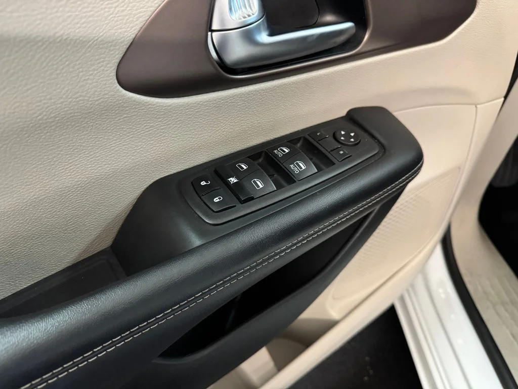 Used 2023 White Chrysler LX image 13