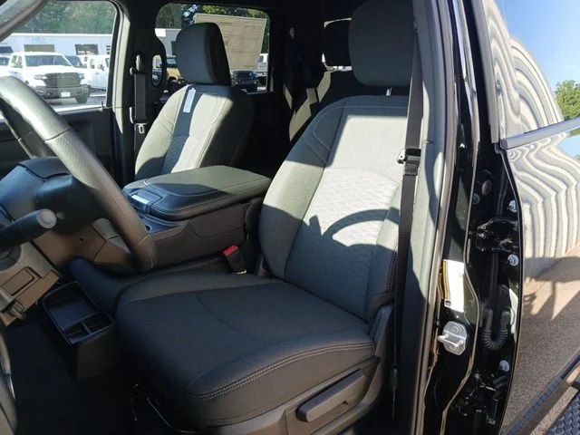 New 2026 Diamond Black Crystal Pearl-Coat Exterior Paint RAM Tradesman image 34