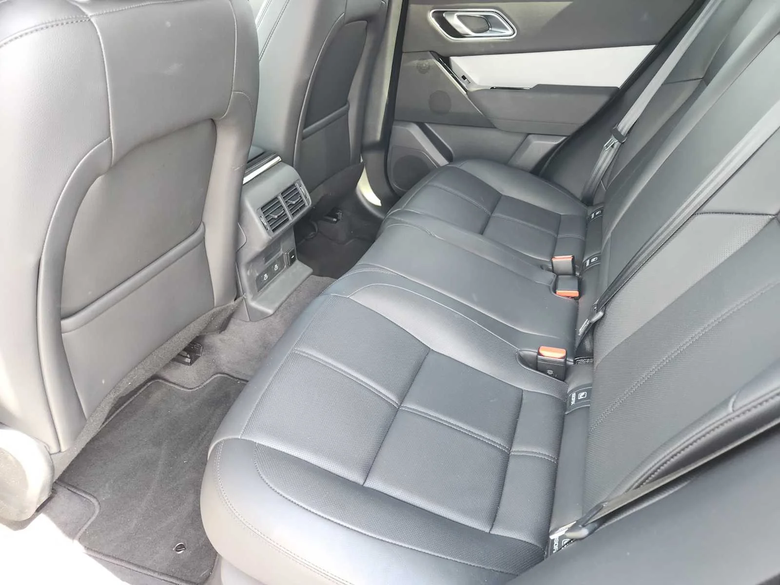 Certified Used 2025 Fuji White Land Rover S image 28