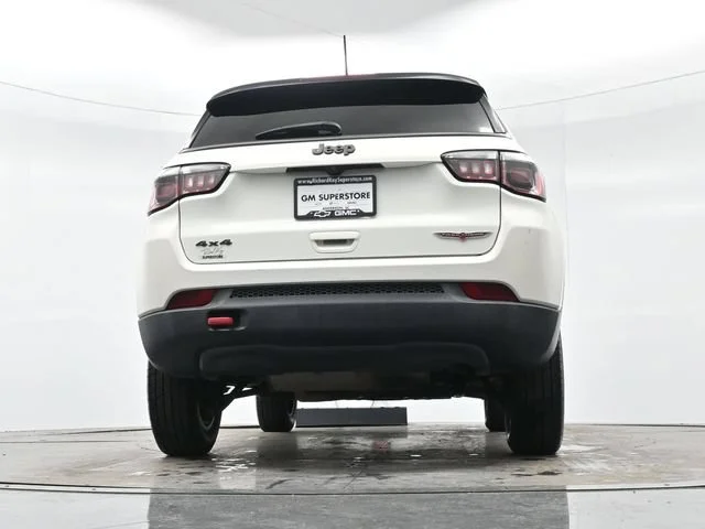 Used 2018 White Clearcoat Jeep Trailhawk image 28