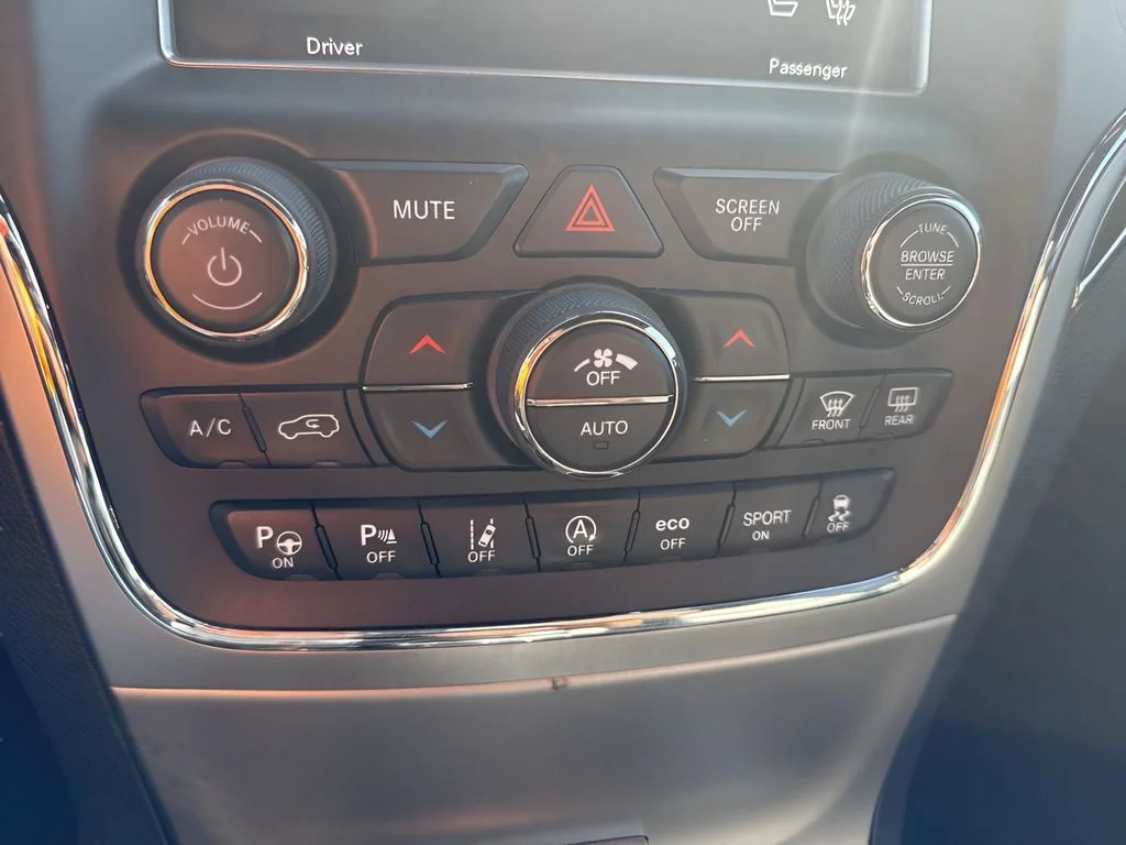 Used 2018 Ivory 3-Coat Jeep Overland image 24