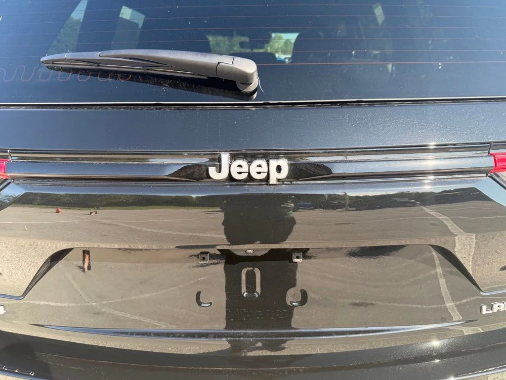 New 2026 Diamond Black Crystal Pearl-Coat Exterior Paint Jeep Laredo image 33