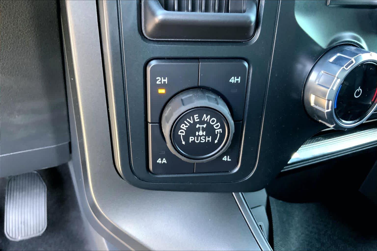 Used 2025 Agate Black Metallic Ford LARIAT image 59