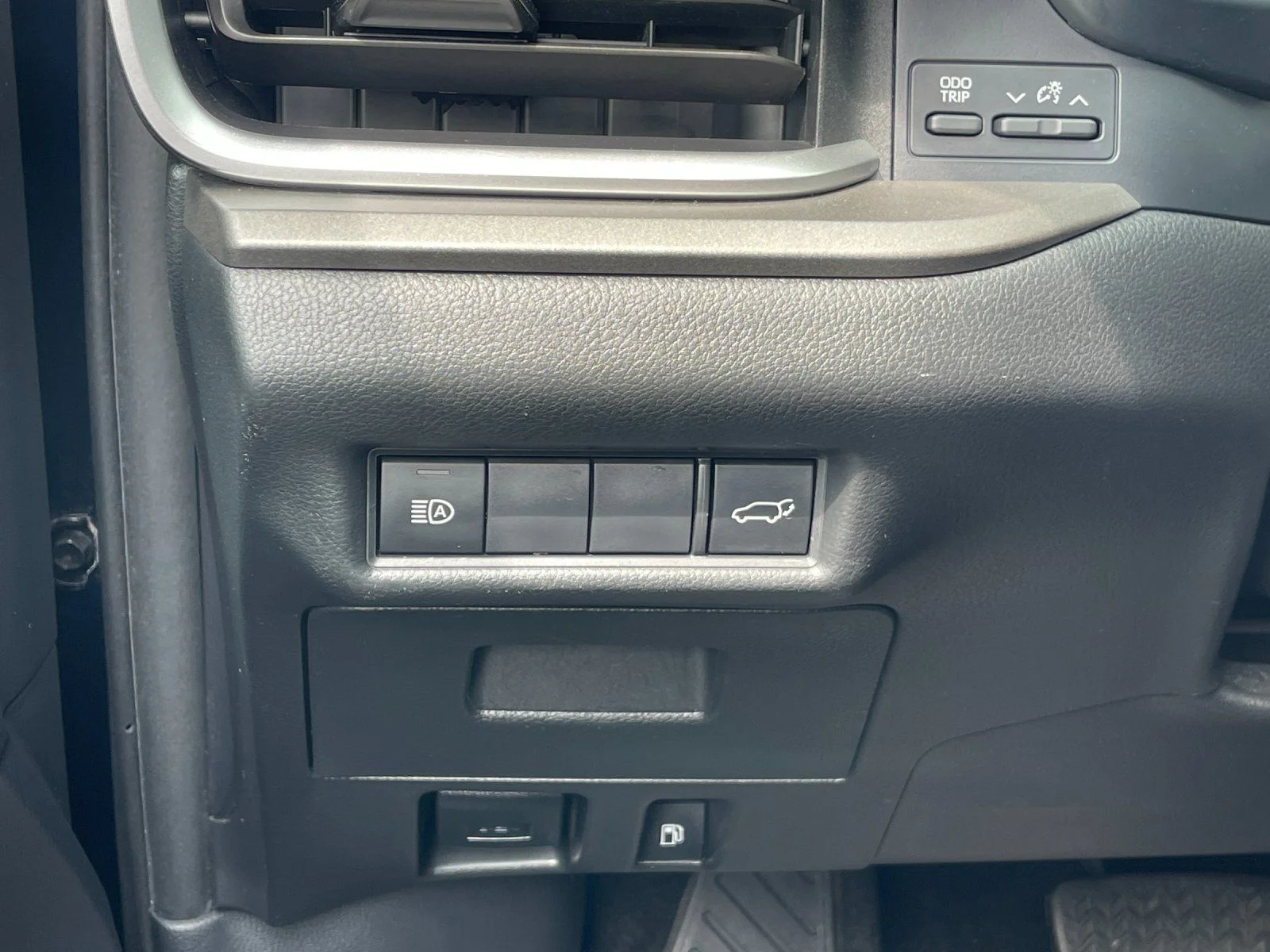 Used 2024  Toyota XLE image 31
