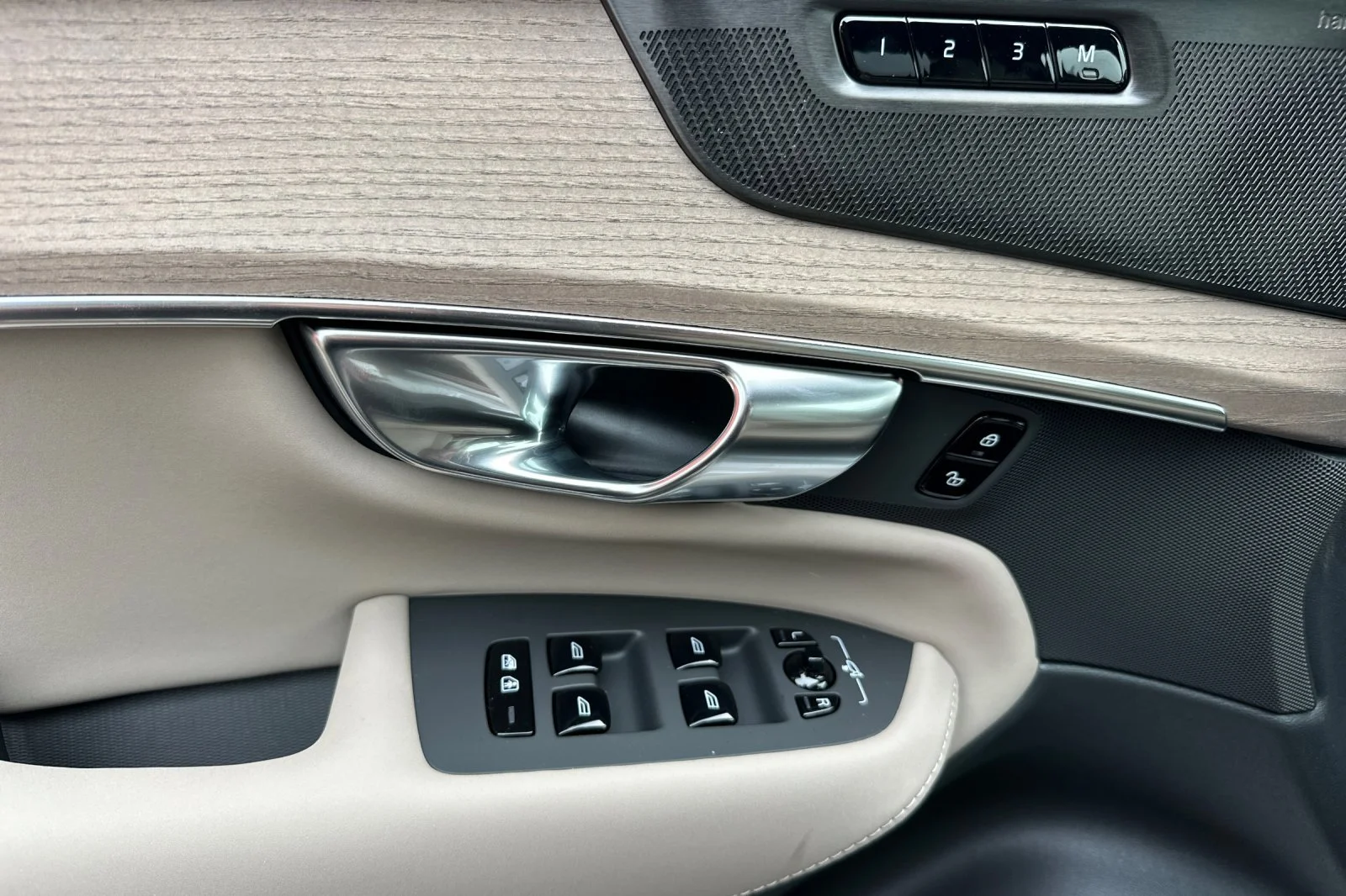 2026 Volvo XC90 Plus - Photo 8