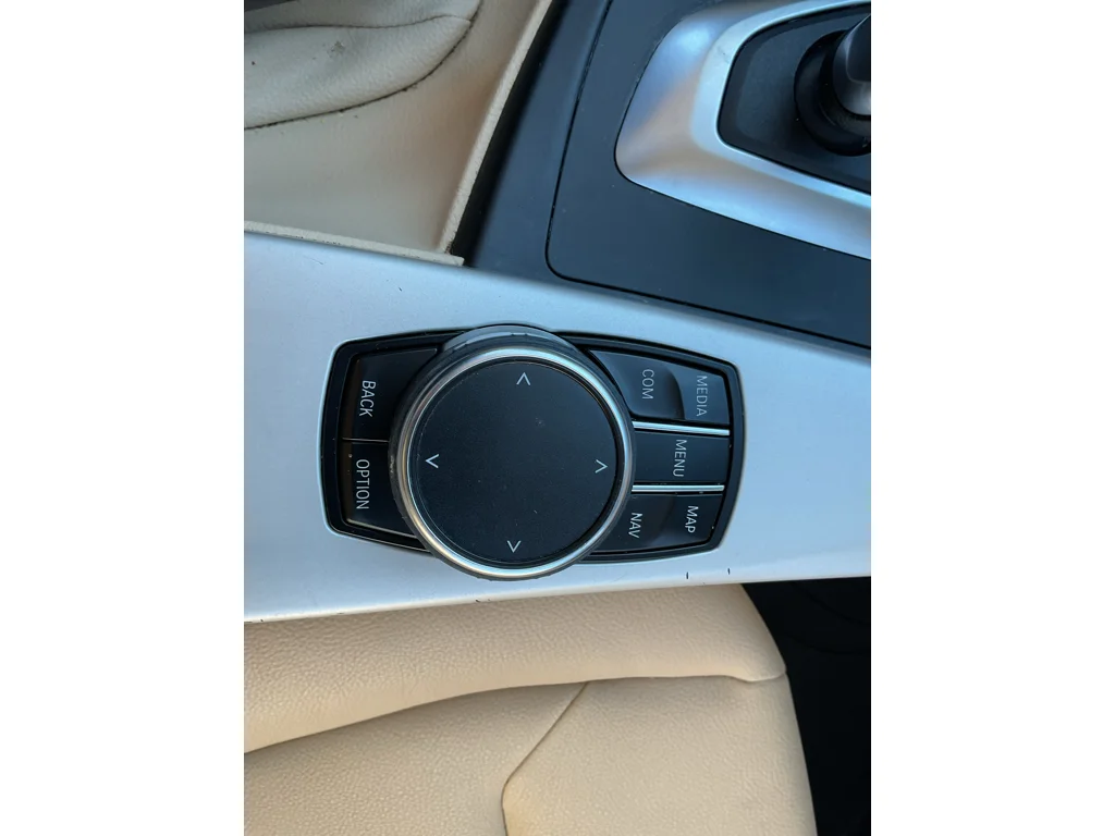 Used 2018 Mediterranean Blue Metallic BMW 320i xDrive image 24