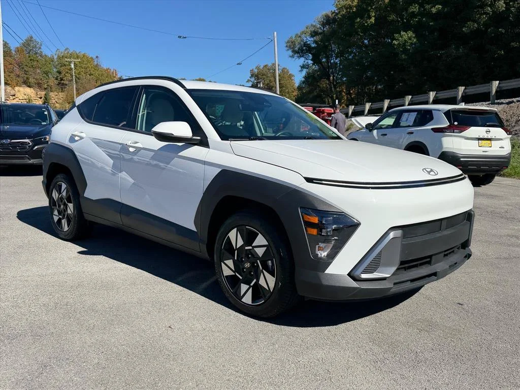 Used 2025 White Hyundai SEL image 14