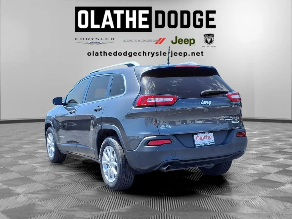 Used 2016 Gray Jeep Latitude image 3