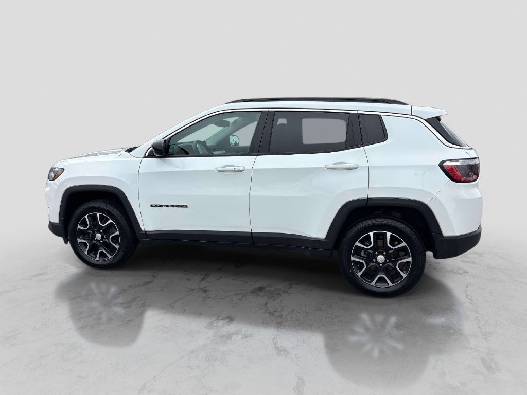 Used 2022 White Jeep Latitude image 2