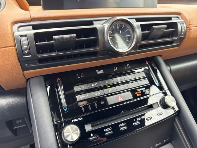 2025 Lexus IS 300 - Photo 19