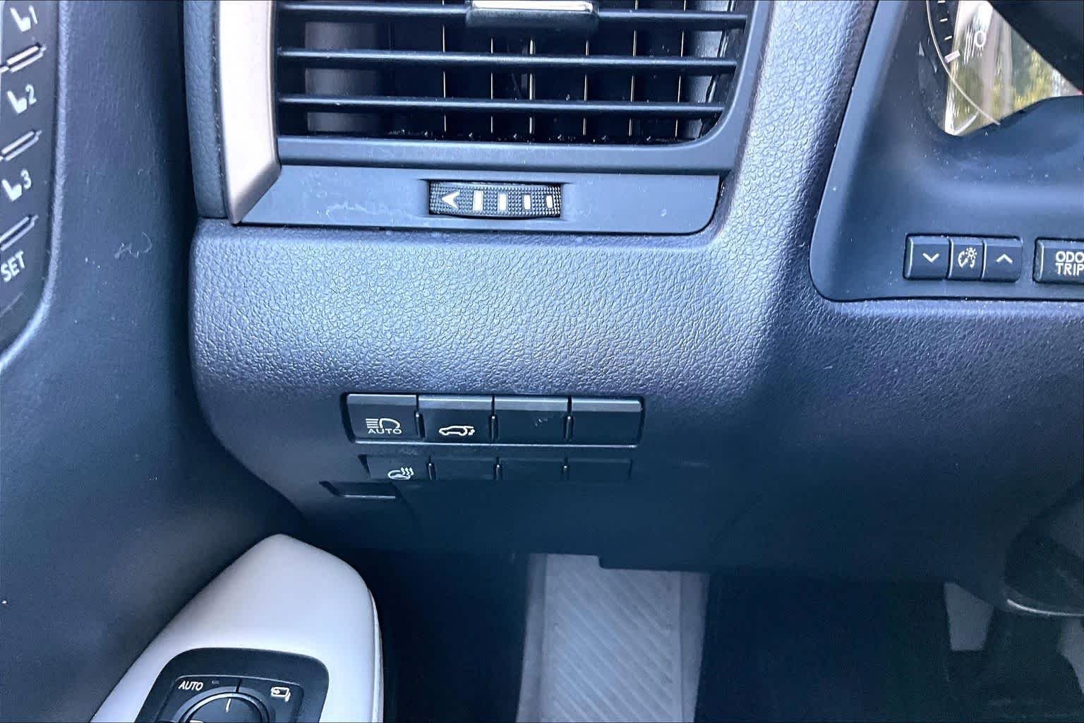 Used 2019 Eminent White Pearl Lexus  image 32