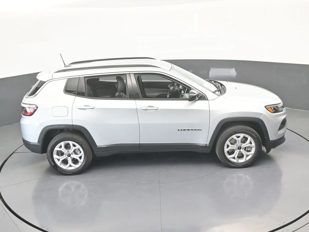 Used 2025 Silver Zynith Metallic Clearcoat Jeep Latitude image 22