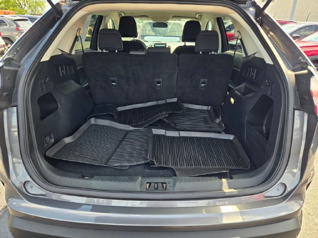 Used 2022 Gray Ford SE image 11