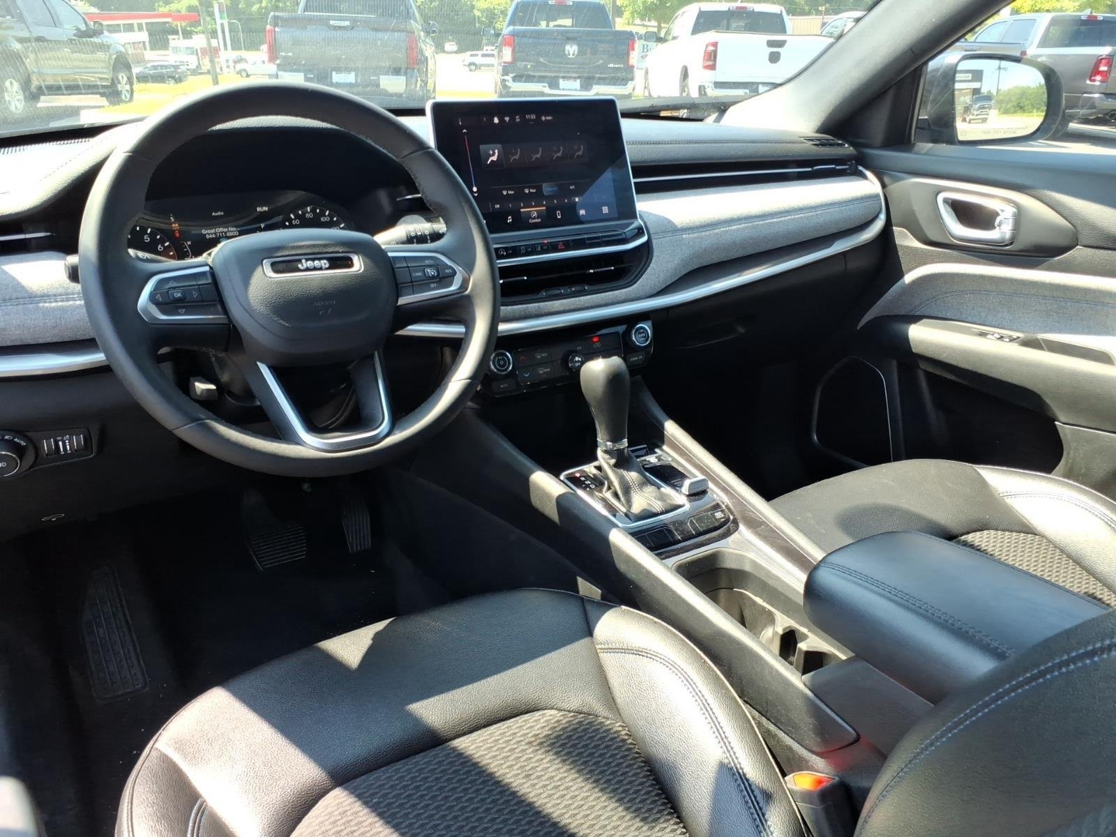 Used 2024 Diamond Black Crystal Pearlcoat Jeep Latitude image 20