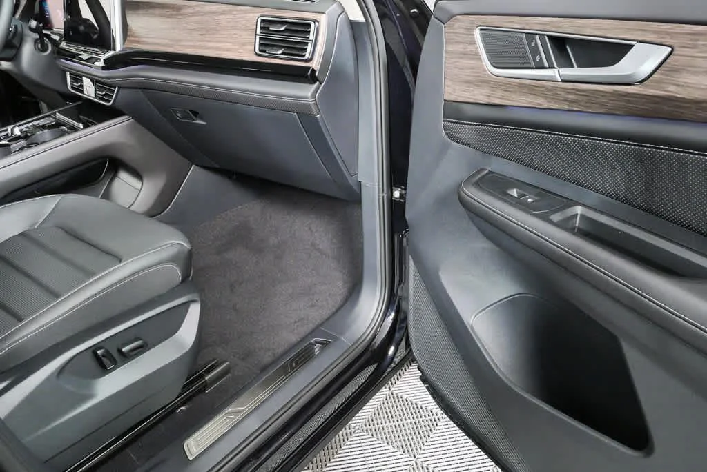 New 2026 Deep Black Pearl Volkswagen 2.0T SEL image 25