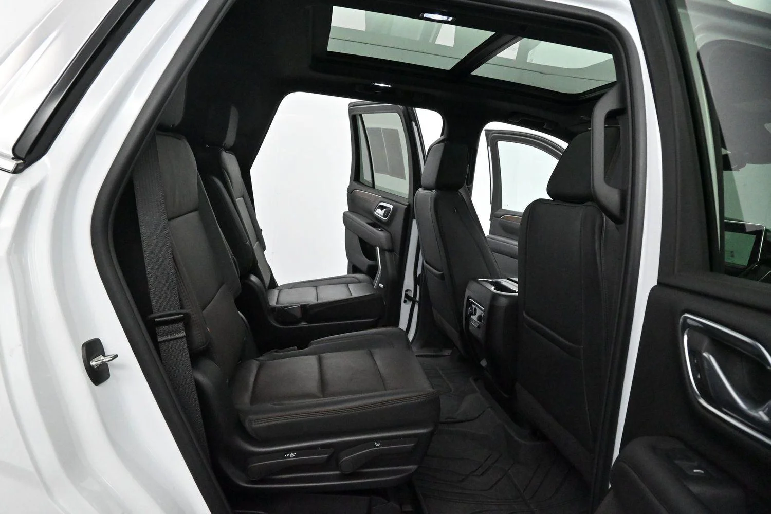 Used 2024 Summit White Chevrolet High Country image 38