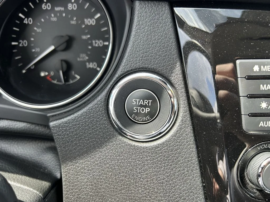 Used 2021 White Nissan SL image 34