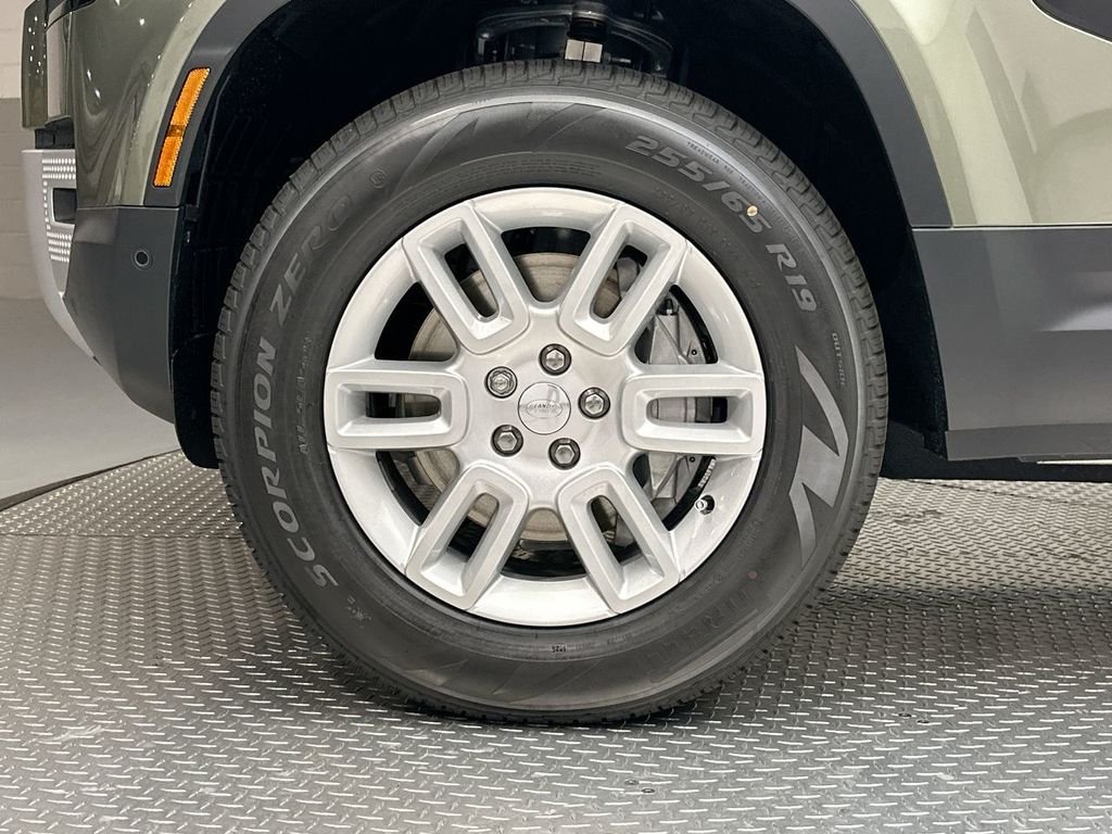 Used 2025 Pangea Green Metallic Land Rover S image 4