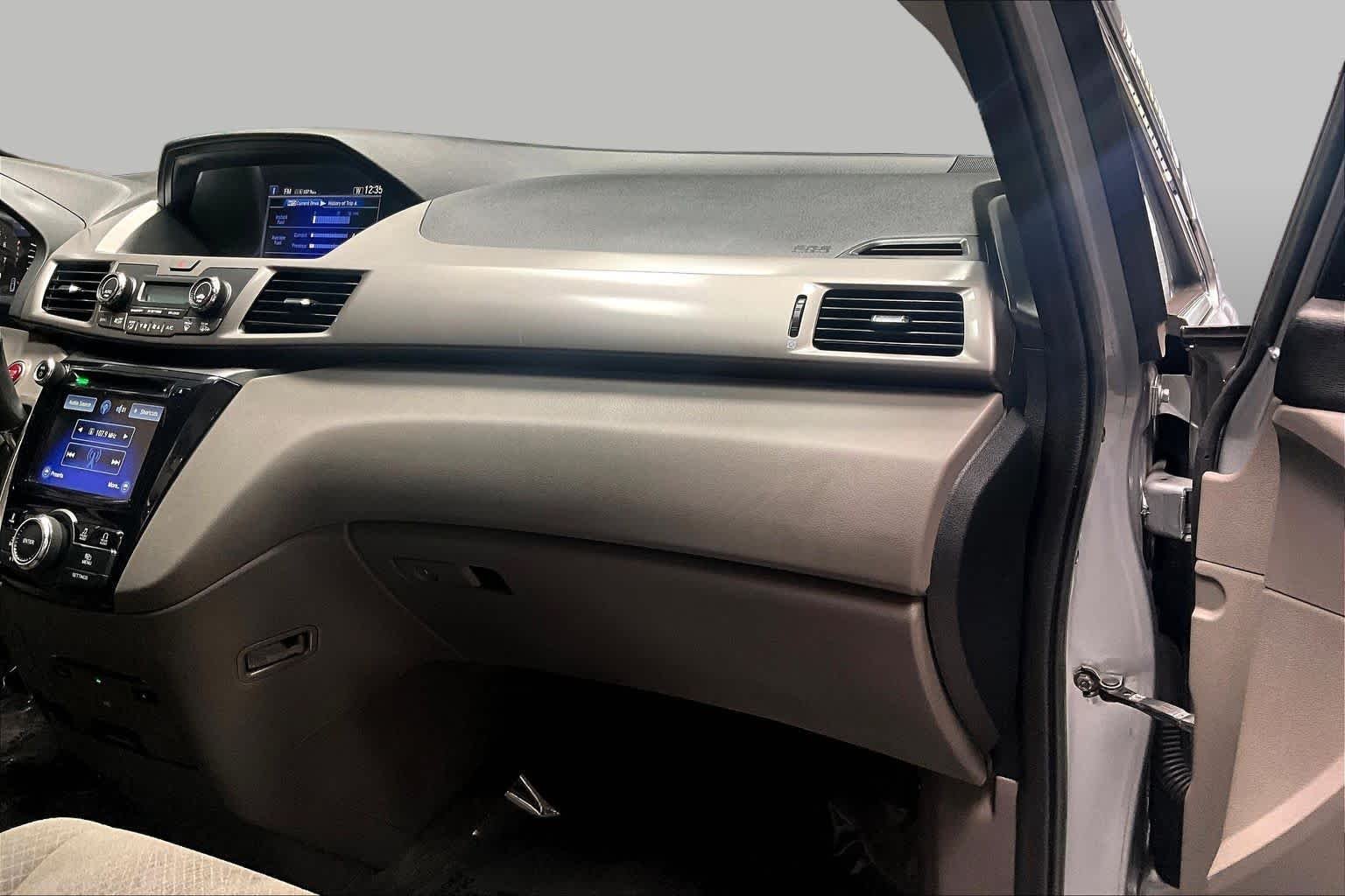 Used 2016  Honda SE image 17