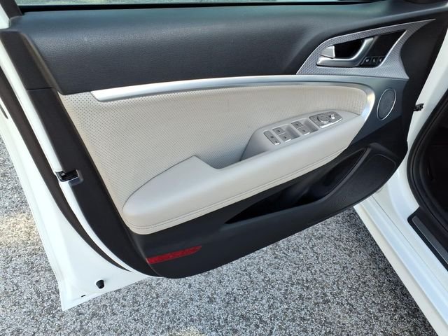 Used 2023 White Genesis 2.0T image 11