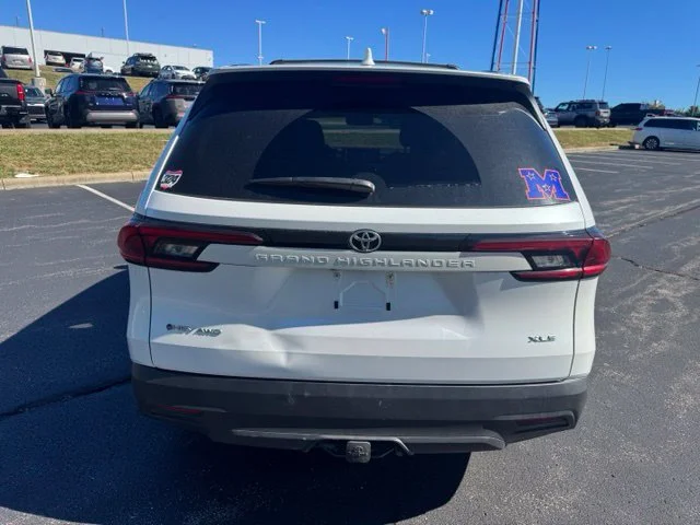 Used 2025 Pearl Toyota XLE image 4