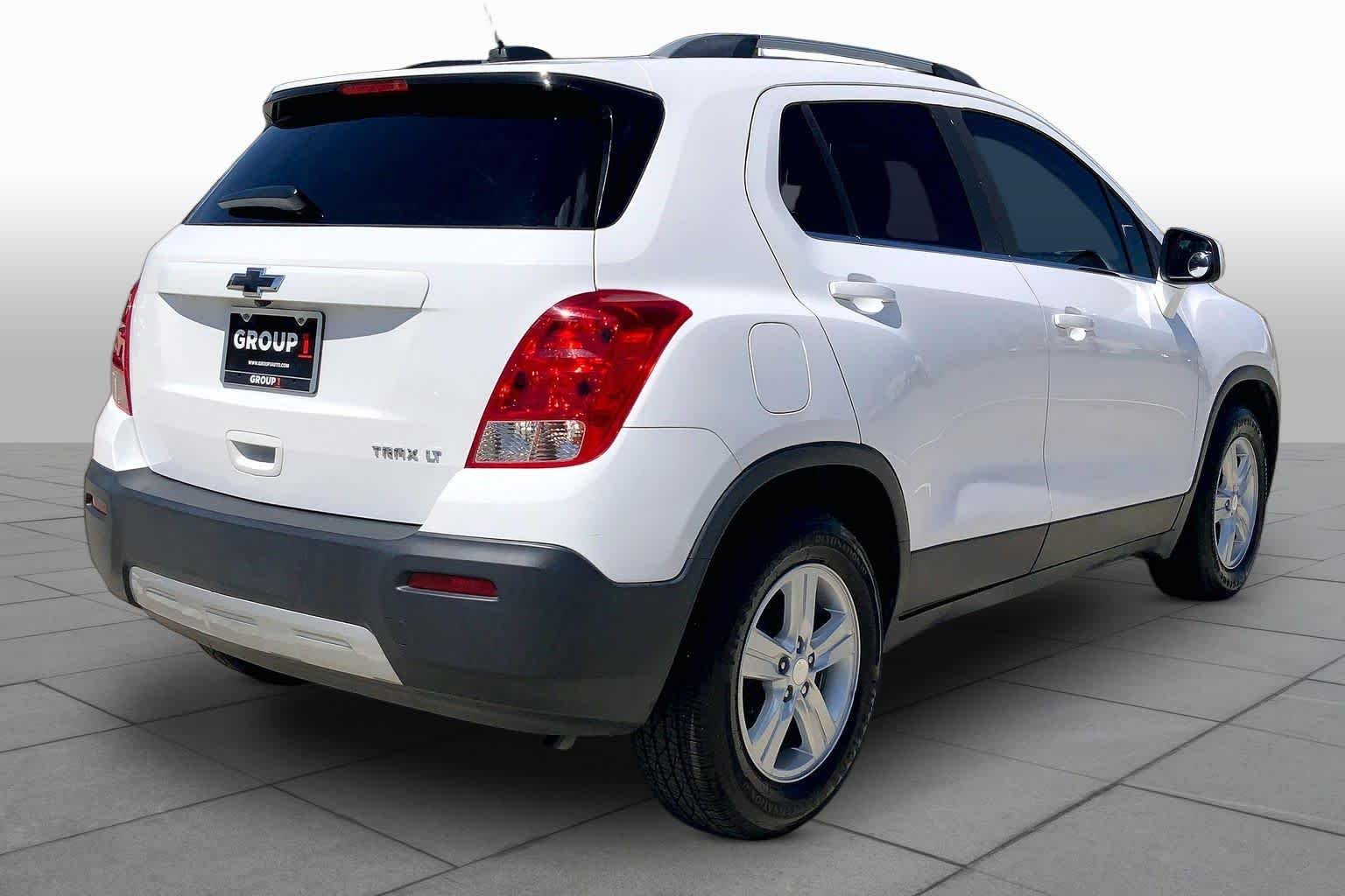 Used 2016 Summit White Chevrolet LT image 13