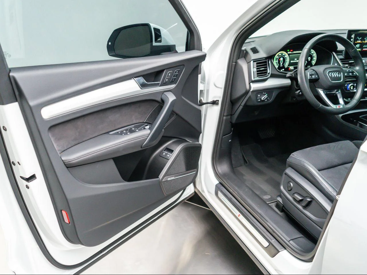 Used 2024 Glacier White Metallic Audi Premium Plus 55 TFSI e S line quattro S tronic image 25