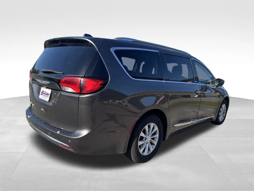 Used 2019 Gray Chrysler Touring L image 4