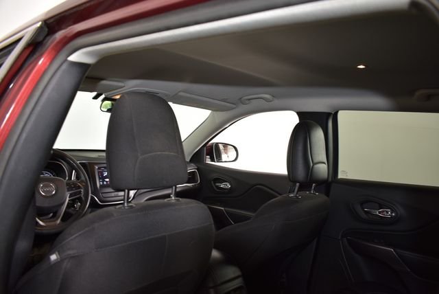 Used 2019 Red Jeep Latitude image 17