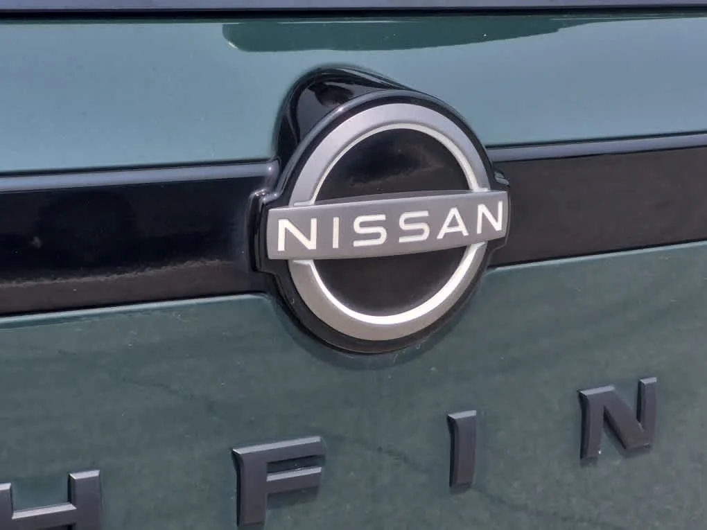 Used 2023 Obsidian Green Pearl/Super Black Nissan SL image 24