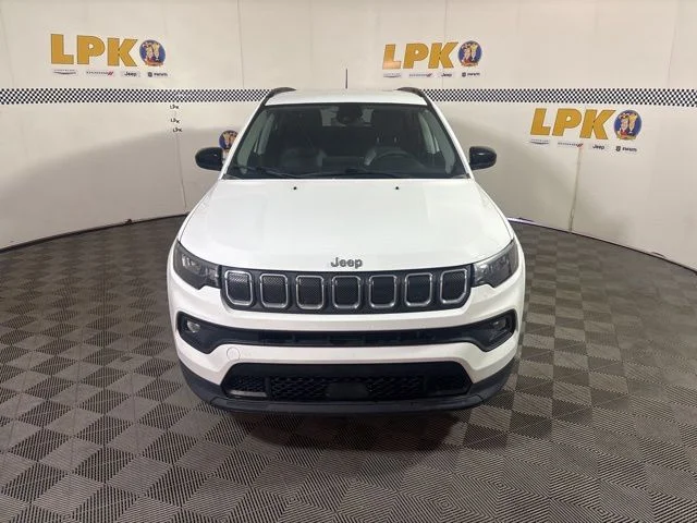 Used 2022 Bright White Clearcoat Jeep Latitude image 15