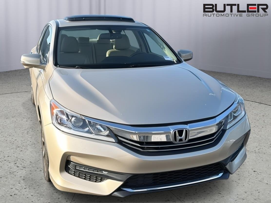 Used 2017 Champagne Frost Pearl Honda EX-L V6 image 4