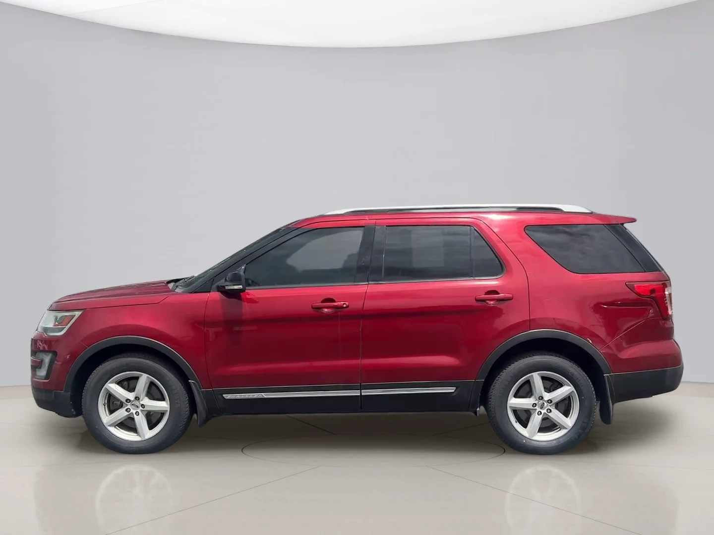 Used 2017 Red Ford XLT image 2