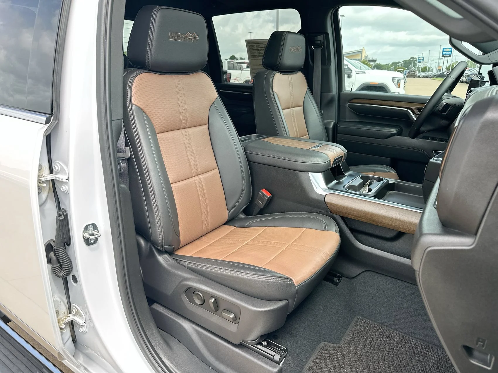 Used 2024 Pearl Chevrolet High Country image 25