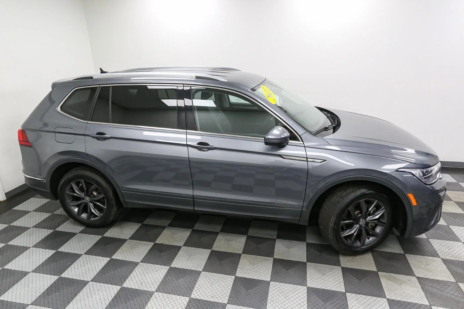 Used 2022 Platinum Gray Metallic Volkswagen SE image 5