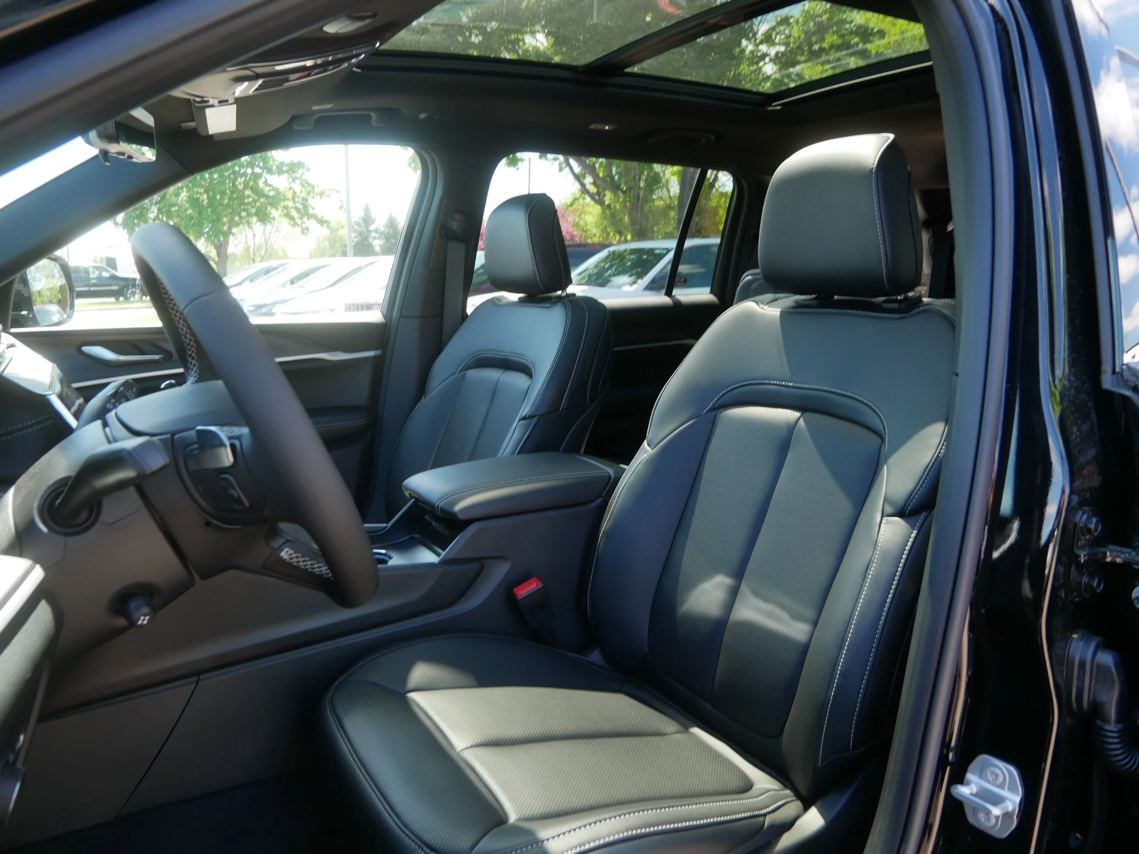 New 2026 Diamond Black Crystal Pearl-Coat Exterior Paint Jeep Limited image 5