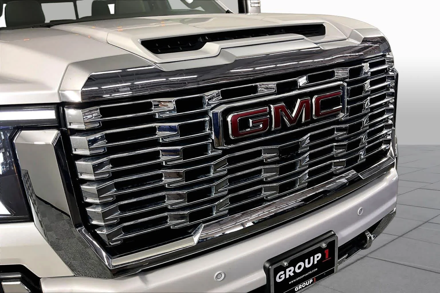 Used 2024 White Frost Tricoat GMC Denali image 29