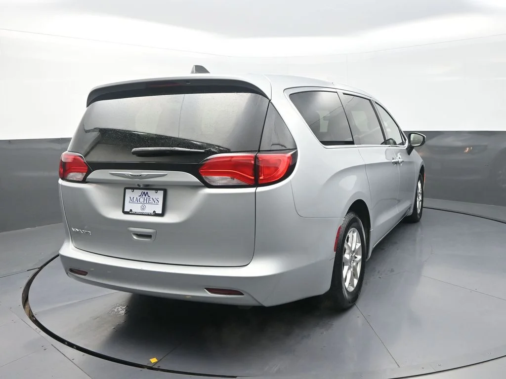 Used 2022 Silver Chrysler LX image 11