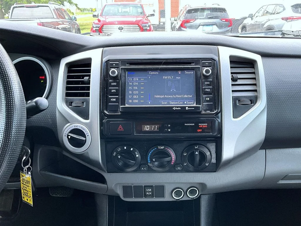 Used 2014 White Toyota Base image 12