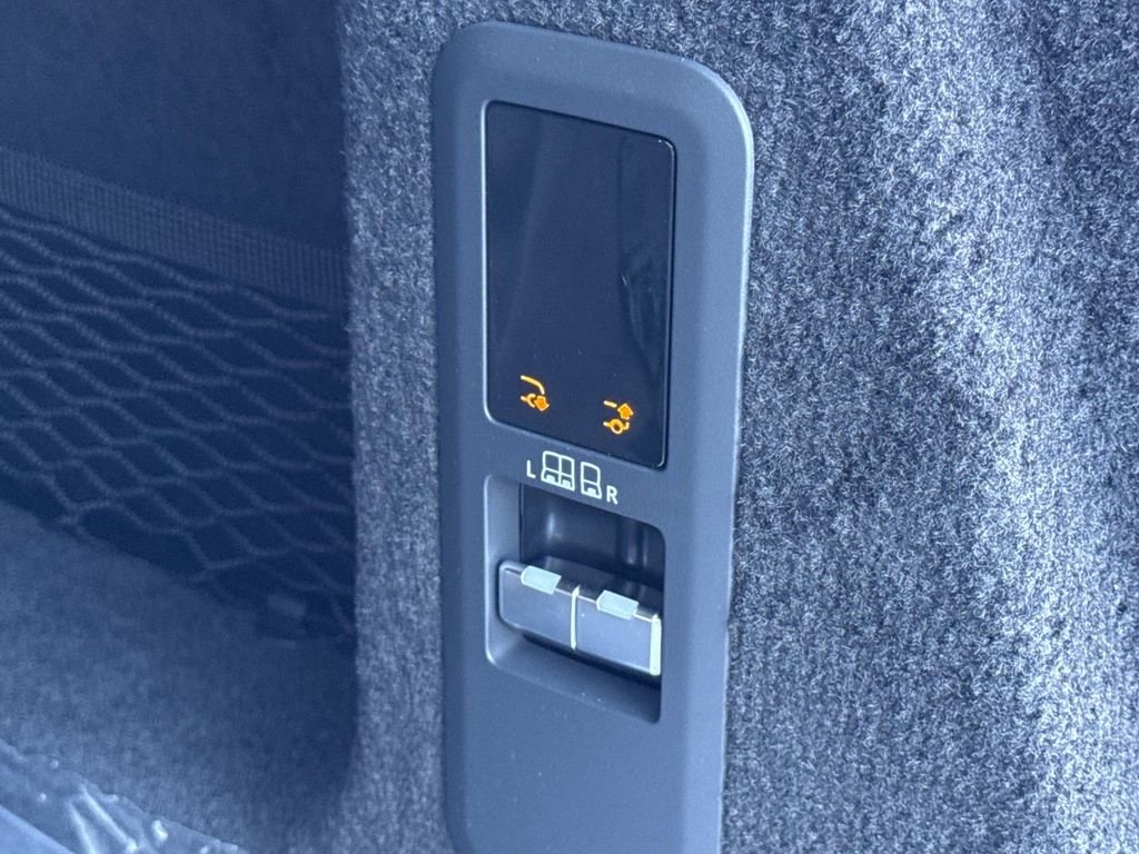 New 2026 Carpathian Grey Land Rover Dynamic SE image 7
