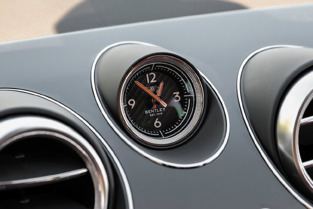 Used 2019 Black Crystal over Cricket Ball Bentley V8 image 39