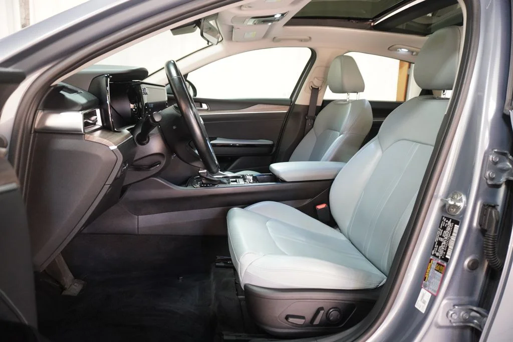 Used 2021 Everlasting Silver Kia EX image 27