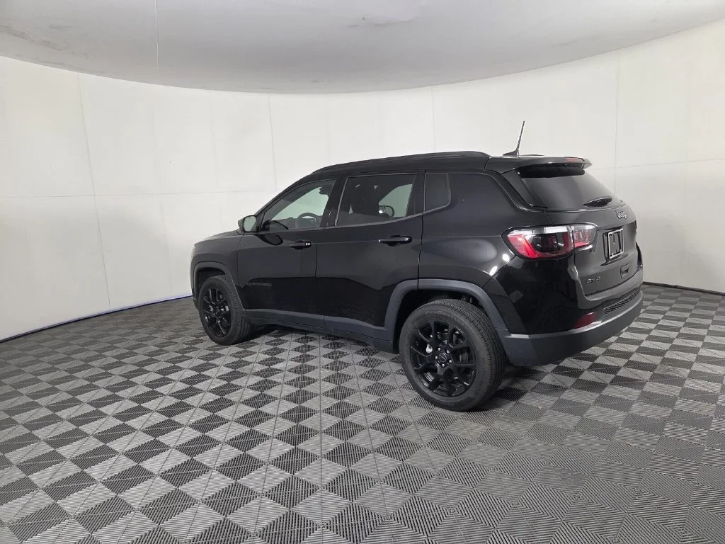 New 2026 Diamond Black Crystal Pearl-Coat Exterior Paint Jeep Latitude Altitude image 7