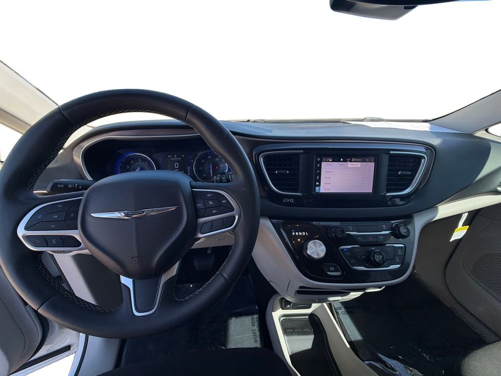 Used 2023 Bright White Clearcoat Chrysler LX image 21