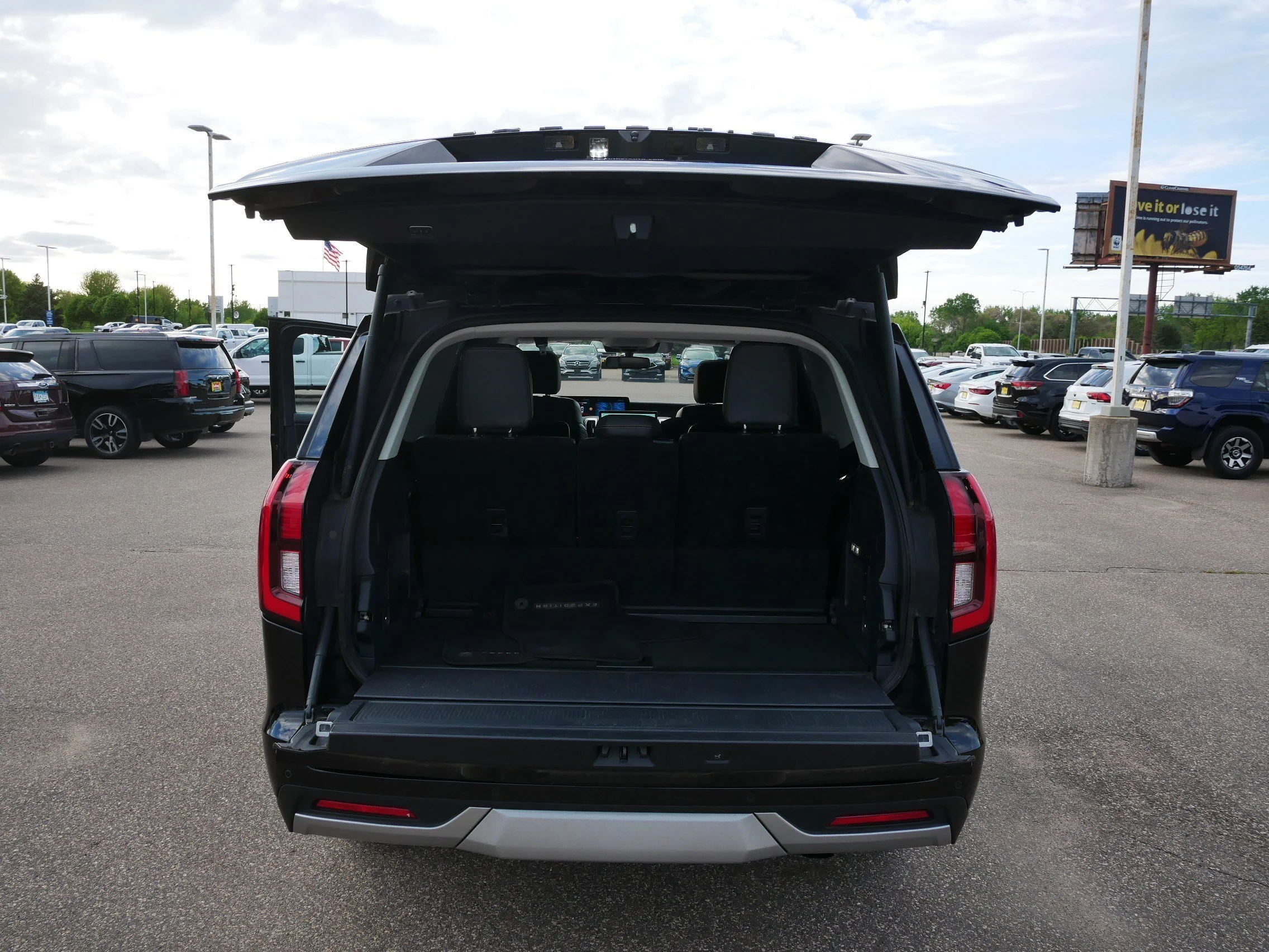 Used 2025 Agate Black Metallic Ford Platinum image 18