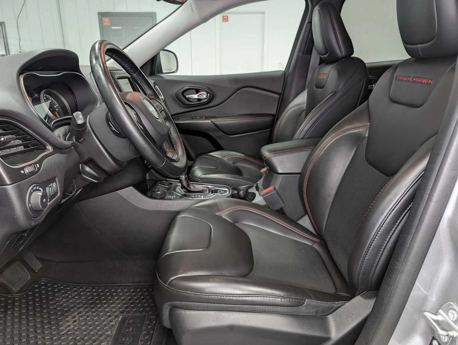 Used 2021 Billet Silver Metallic Clearcoat Jeep Trailhawk image 4