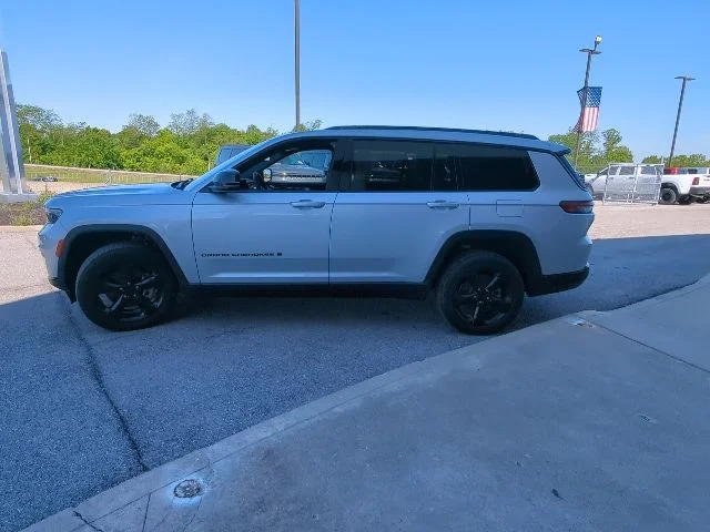 Certified Used 2021 Silver Jeep Altitude image 28