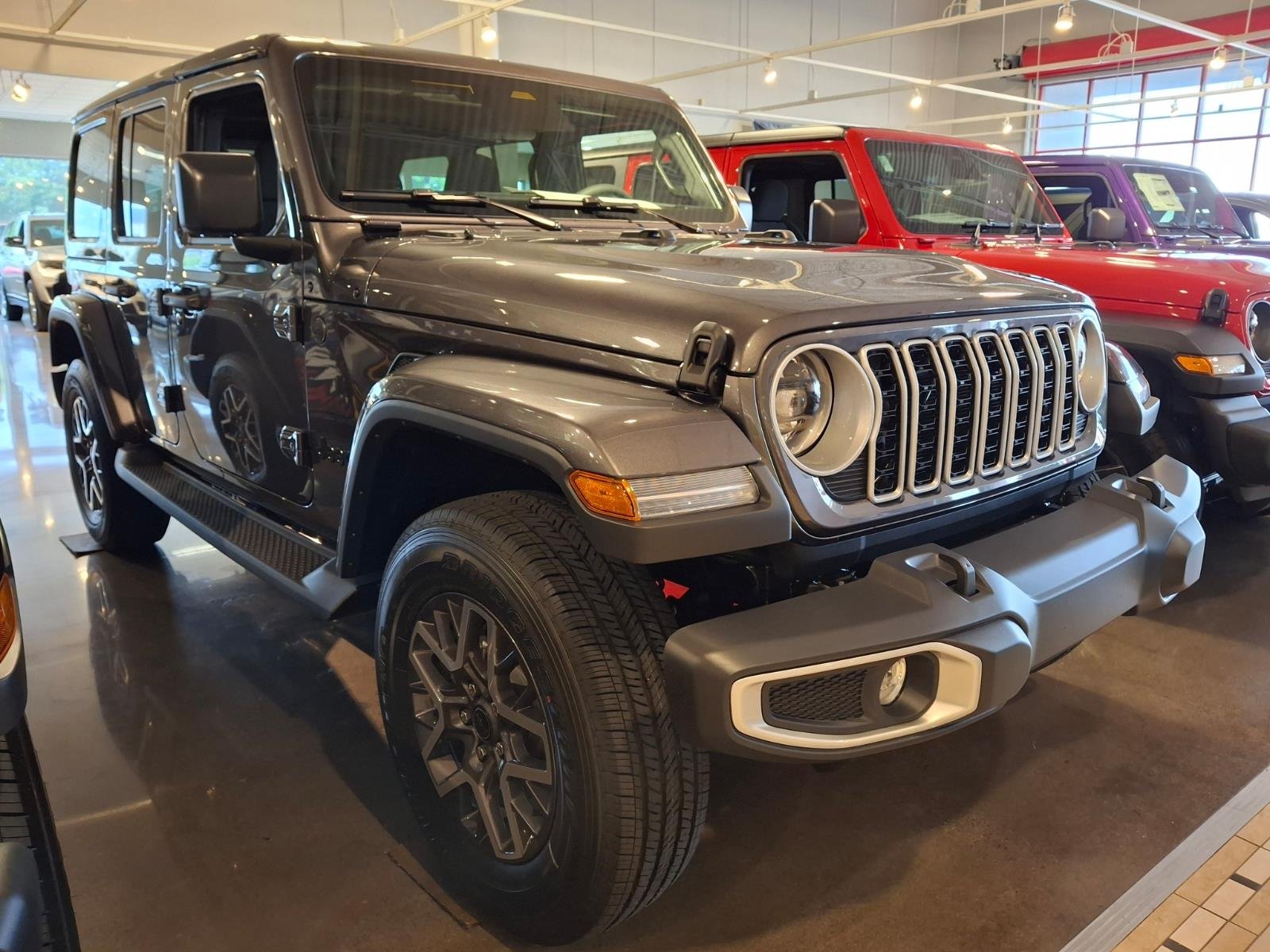 New 2026 Granite Crystal Metallic Clear-Coat Exterior Paint Jeep Sahara image 2