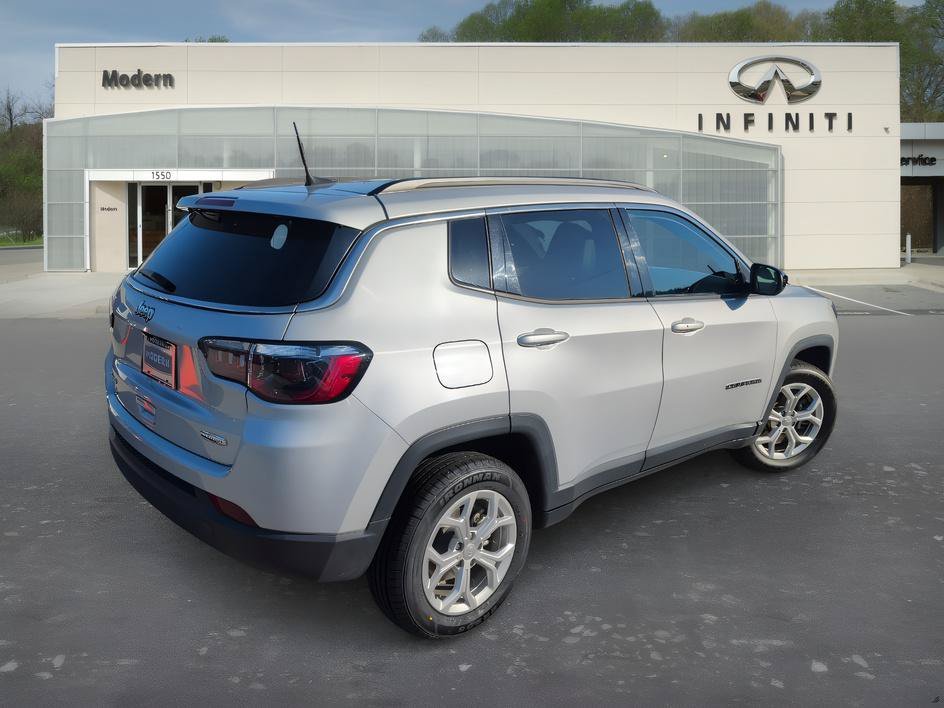 Used 2024 Silver Zynith Metallic Clearcoat Jeep Latitude image 4